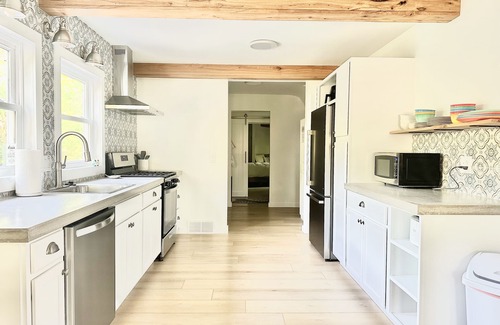 Erie Casa | Cozy 3 Bedroom Cottage Your Home Away From Home.