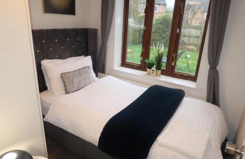 Bletchley Casa | Cozy 3 Bedroom Home with Garden & Free Parking - Milton Keynes