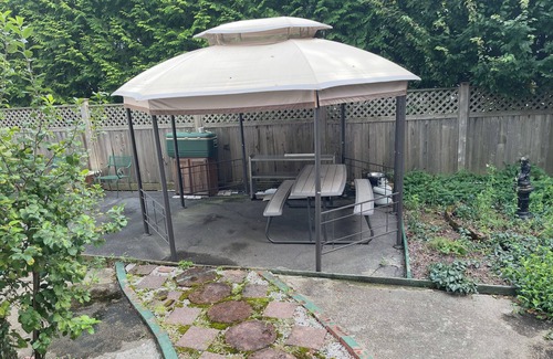 Somerville Casa | Cozy 3-Bedroom Getaway w/AC & Free Parking Near Boston