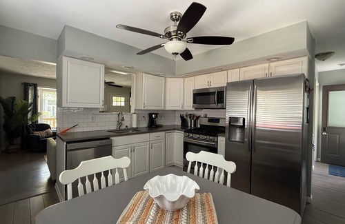 Michigan City Casa | Cozy 3 bedroom home, minutes to the beach, outlets, casino and dining.