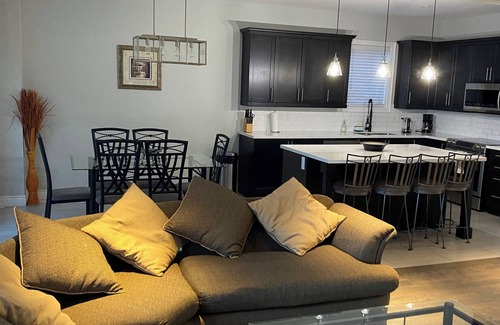Barrie Casa | Cozy 3 bedroom home perfect for small gatherings