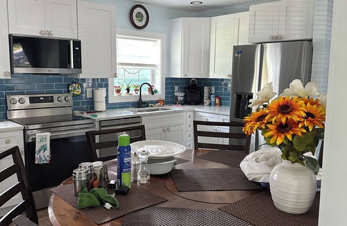 Yaupon Beach Casa | Cozy 3-bedroom home on Oak Island walk to beach,pier some restaurants