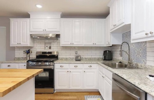Arena District Casa | Cozy 3-bedroom home with AC and WiFi mins to Frost Bank CTR, Riverwalk, Alamo