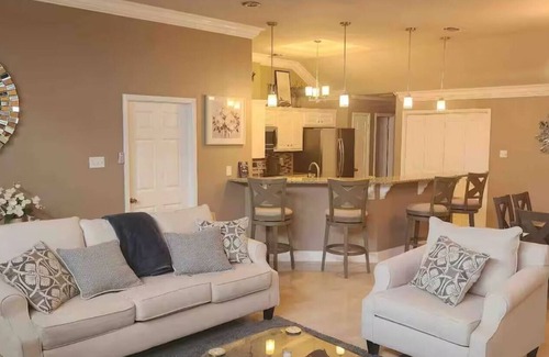 Broadmoor Casa | Cozy 3-bedroom house with pool and patio