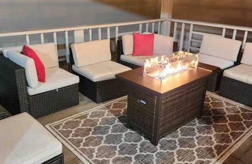 Broadmoor Casa | Cozy 3-bedroom house with pool and patio