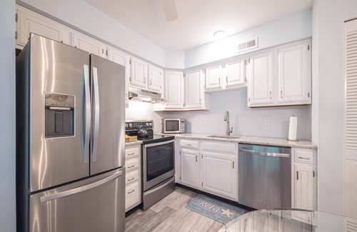 Village Green Casa | Cozy 3-Bedroom House near the Beach