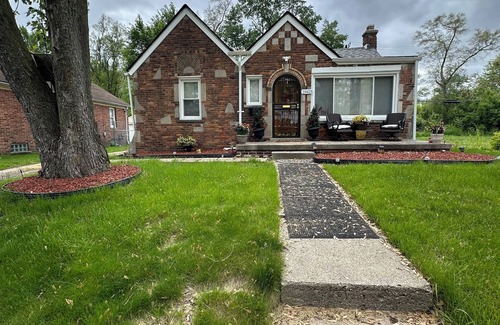 Detroit Casa | Cozy 3-bedroom house with WiFi, AC in historic Detroit north rosedale park