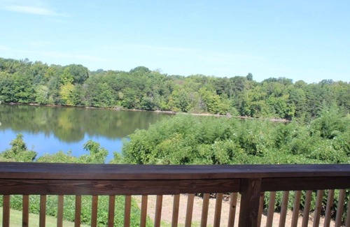 High Point Condominio | Cozy 3-bedroom, lakefront condo