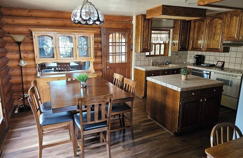 Kernville Cabina | Cozy 3-Bedroom Log Cabin in beautiful Kernville with WiFi, AC