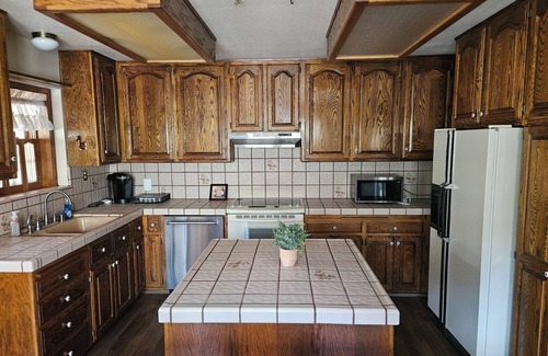 Kernville Cabina | Cozy 3-Bedroom Log Cabin in beautiful Kernville with WiFi, AC