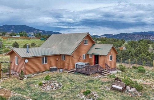 Howard Cabina | Cozy 3-bedroom mountain cabin with breathtaking 360 degree view