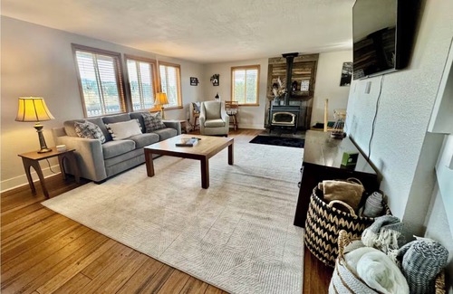 Howard Cabina | Cozy 3-bedroom mountain cabin with breathtaking 360 degree view