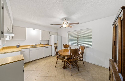 Center Point Casa | Cozy 3 Bedroom Ranch on Quiet Street Centrally Located in the Hill Country