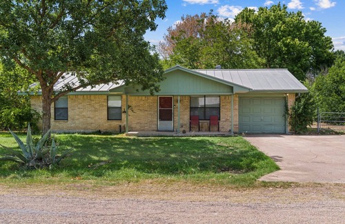Center Point Casa | Cozy 3 Bedroom Ranch on Quiet Street Centrally Located in the Hill Country