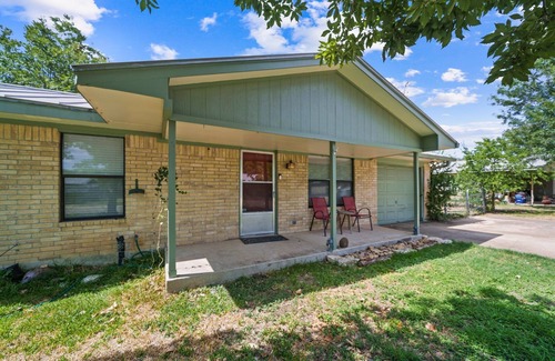 Center Point Casa | Cozy 3 Bedroom Ranch on Quiet Street Centrally Located in the Hill Country