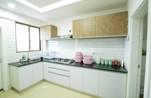 Thompson Estate Apartamento | COZY 3-BEDROOM SERVICED APARTMENT IN LAVINGTON BY COZY HOMEs