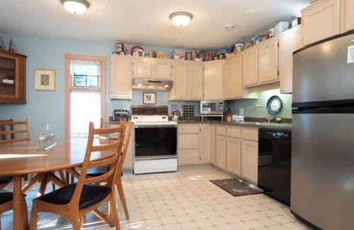 Silver Star Mountain Chalet De Esquí | Cozy 3 Bedroom ski chalet with private hot tub- Sleeps 9