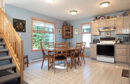 Silver Star Mountain Chalet De Esquí | Cozy 3 Bedroom ski chalet with private hot tub- Sleeps 9