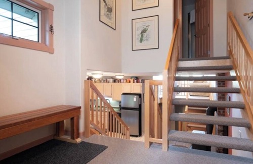 Silver Star Mountain Chalet De Esquí | Cozy 3 Bedroom ski chalet with private hot tub- Sleeps 9