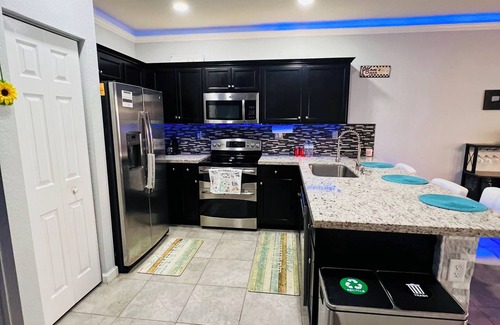 Homestead Casa | Cozy 3-bedroom townhome inHomestead , near Keys, with AC, full kitchen , WiFi