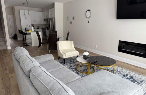 London Casa | Cozy 3 Bedroom Townhome near Hyde Park Mall & Western University