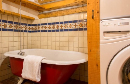 Taos Ski Valley Cabina | Cozy 3-bedroom cabin in charming Taos Ski Valley with WiFi