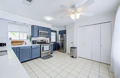 Clodine Casa | Cozy 3 bedrooms home with a fireplace.