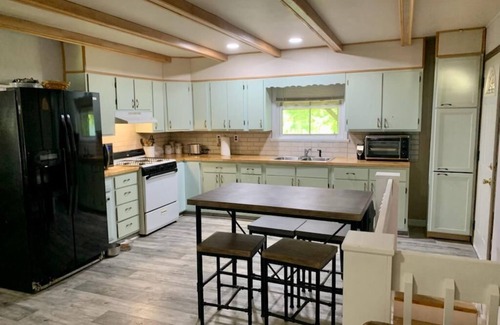 Helmsburg Cabaña | Cozy 3 BR 2 Bath Cottage with car and boat parking