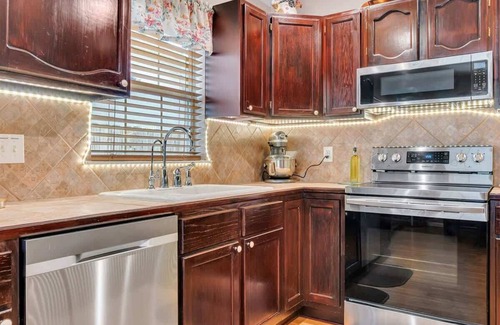 West San Antonio Casa | Cozy 3-BR House | Piano | Outdoor Grill | Sleeps 7