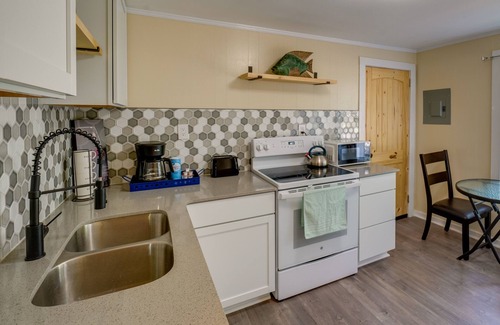 Gulfport Cabaña | Cozy ‘3 Oaks Cottage’ in Gulfport: Close to Beach!