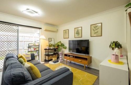 Underwood Casa | Cozy 3B2B Townhouse w Parking Backyard Malls and Parks