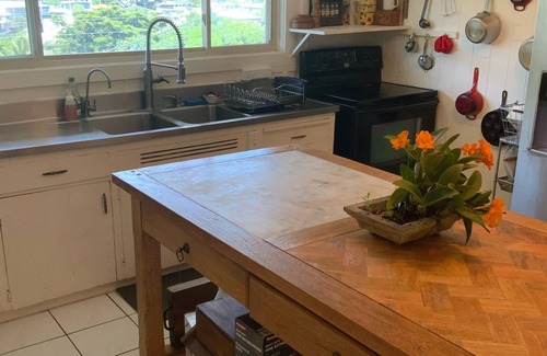 Palolo Casa | Cozy 3BD, 2BA fully furnished with beautiful mountain views.