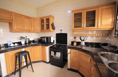 Bukoto Condominio | Cozy 3BR, Fast WiFi, Near Metroplex Mall, Parking