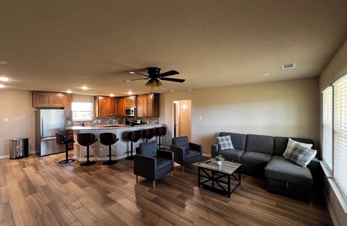 Poolville Casa | Cozy 3BR Home in Poolville / AC + Fast WiFi / Relaxing Escape
