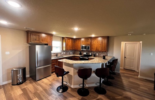 Poolville Casa | Cozy 3BR Home in Poolville / AC + Fast WiFi / Relaxing Escape