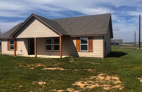 Poolville Casa | Cozy 3BR Home in Poolville / AC + Fast WiFi / Relaxing Escape