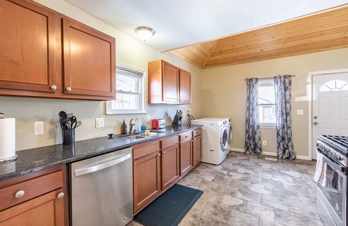 Hazel Park Casa | 79 E Mahan Avenue · Acogedora casa 3BR cerca de Royal Oak y Detroit