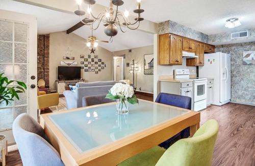 Southwest Arlington Casa | Cozy 3BR Kid & Dog Friendly Home In Central Location! by RedAwning