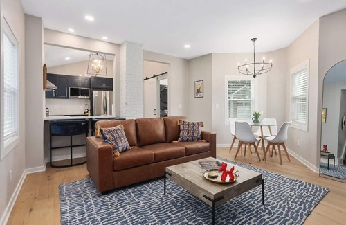 Lee's Summit Casa | Relax+3 BR+HotTub GameRoom Walk to DT Lee Summit