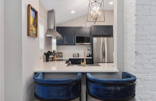 Lee's Summit Casa | Relax+3 BR+HotTub GameRoom Walk to DT Lee Summit