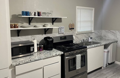 Vernon Casa | Cozy 3BR Near Restaurants & Shopping Area