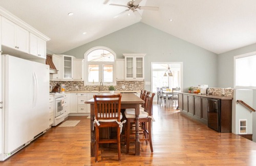 Barrie Casa | Cozy 3BR Retreat Near Centennial Beach