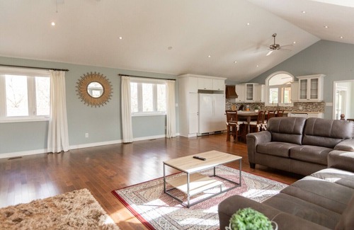 Barrie Casa | Cozy 3BR Retreat Near Centennial Beach