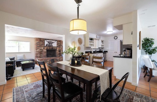 Cavalier Vista Casa | Cozy 3BR Scottsdale Home w/ Fire-Pit & Ping-Pong