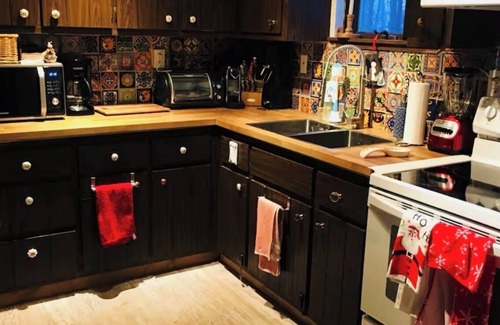 Champion Cabina | Cozy 4-bedroom cabin in 7 springs w/ hot tub for winter and pool in summer