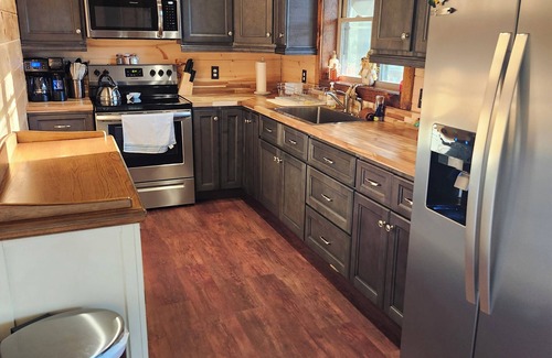 Lewisburg Cabina | Cozy 4-bedroom cabin with a private lake. Pet Friendly...