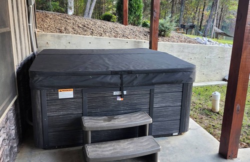 Lewisburg Cabina | Cozy 4-bedroom cabin with a private lake. Pet Friendly...