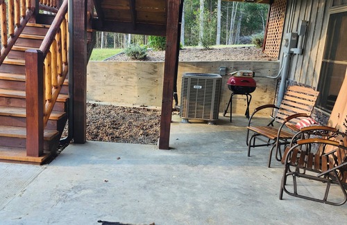Lewisburg Cabina | Cozy 4-bedroom cabin with a private lake. Pet Friendly...