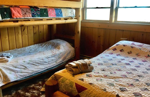 Rolette County Cabina | Cozy 4-bedroom cabin near Saint John, ND with WiFi and beautiful lake views. n