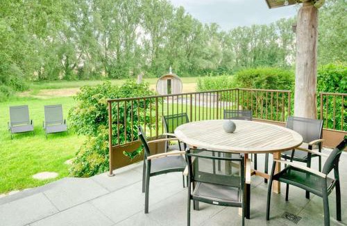 Velzeke-Ruddershove Chalet De Esquí | Cozy 4-Bedroom Chalet with Outdoor Spa in Zottegem